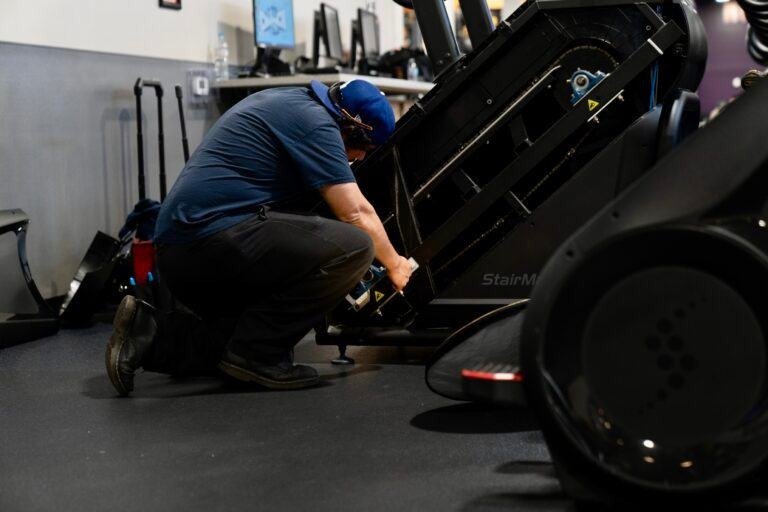Tecnico al lavoro su una macchina da palestra